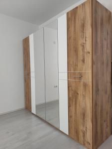 a wardrobe with a wooden door in a room at Bili 3 in Paraćin