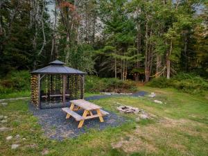 Κήπος έξω από το Family Oasis Pool Firepit Creek Near Delaware