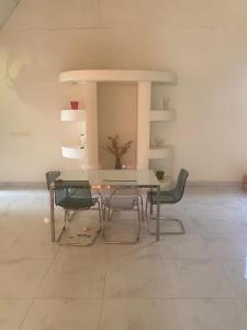 Un comedor con mesa y sillas en شاليه هاوس مون, en Al Rass