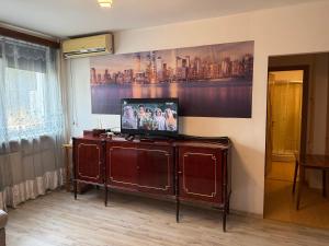 ein Wohnzimmer mit einem TV auf einem Schrank in der Unterkunft Centru Vechi Craiova in Craiova