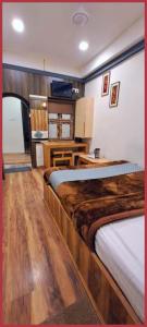 Kuchyň nebo kuchyňský kout v ubytování Hotel J-Jagati- Niwas Mall Road & Naini Lake - Hygiene and Spacious Room Free Wifi -Room Service - Best Hotel In nainital