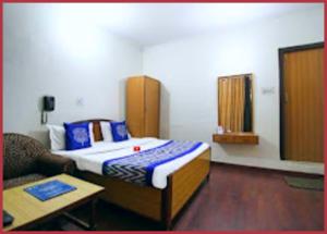 Postel nebo postele na pokoji v ubytování Hotel J-Jagati- Niwas Mall Road & Naini Lake - Hygiene and Spacious Room Free Wifi -Room Service - Best Hotel In nainital