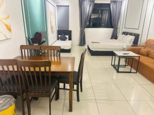 クアラルンプールにあるChamber KL Service Suitesのテーブルと椅子とソファのあるリビングルーム