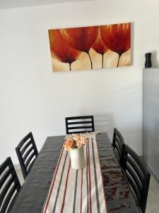 拉里奥哈Depa urban的餐桌和椅子,墙上挂着一幅画
