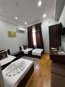 Кровать или кровати в номере Shuxrat hotel +21 фотография