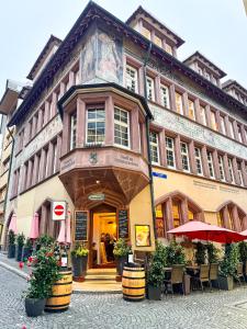 un bâtiment situé dans une rue avec des plantes devant elle dans l'établissement HAVN - Exklusive Maisonette im Herzen der Altstadt, à Bâle 25 autres photos