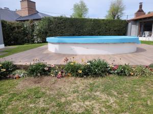 a blue and white bench in a yard with flowers at Paraiso en Barrio Patagonia in Bahía Blanca