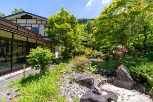 a garden in front of a building at Yaki no Yu - Vacation STAY 29804v in Takayama