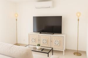 TV/trung tâm giải trí tại Élégant T3 neuf, 6 pers, clim, balcon, pkg gratuit, 5 min du Port