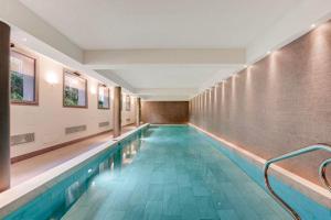 a swimming pool in a building with a pool at Townhouse in the heart of the city in Milan