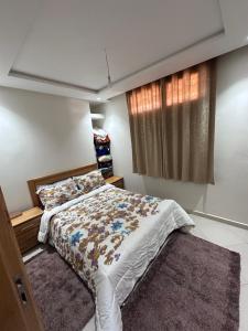 Ένα ή περισσότερα κρεβάτια σε δωμάτιο στο جاليري المامونية بناية ب شقة 31 الداخلة أكادير