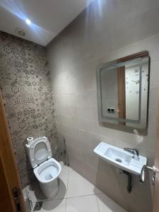 Ένα μπάνιο στο جاليري المامونية بناية ب شقة 31 الداخلة أكادير