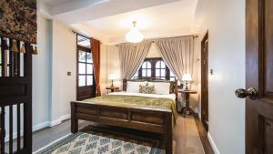 a bedroom with a bed and a window at Maprang Boutique Stay in Amphoe Koh Samui