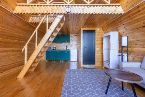 ein Wohnzimmer mit einer Treppe in einem Holzhaus in der Unterkunft Via Bungalows Batumi in Batumi