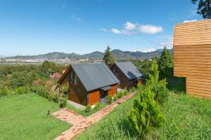 eine Luftaufnahme eines Hauses mit Garten in der Unterkunft Via Bungalows Batumi in Batumi