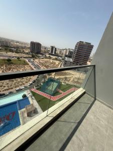 Πισίνα στο ή κοντά στο Peaceful Cozy 1 BHK Pool Garden View Liwan Dubai Land +15 φωτογραφίες