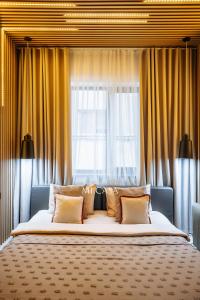 ein Schlafzimmer mit einem großen Bett vor einem Fenster in der Unterkunft Micasa residence in Schymkent