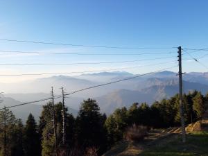 vista su una catena montuosa con linee elettriche di Dalhousie a Lāhri