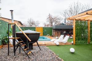ein Hinterhof mit Grill und Pool in der Unterkunft Micasa residence in Schymkent