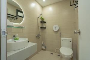 a bathroom with a toilet and a sink at Huế ơi 4 Homestay Căn hộ 2 phòng ngủ view thành phố & cánh đồng in Thôn Văn Dương +23 photos