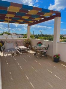 eine Terrasse mit einem Tisch und Stühlen auf dem Dach in der Unterkunft Le PARADIS DE LA COTE SUD EST ALGARVIA in Altura