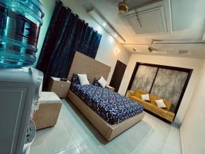 een kleine slaapkamer met een bed en een raam bij Multan house in Multan