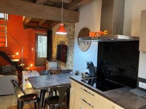 Køkken eller tekøkken på Au cœur de Paray- Quartier historique + 2 billeder