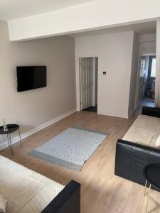 een woonkamer met 2 bedden en een flatscreen-tv bij Two bedroom house free parking in Liverpool