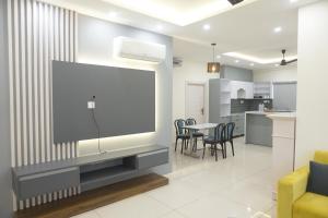Una sala de estar con un televisor de pantalla plana grande en una pared. en Hillshades Comfy rooms, en Dagshai