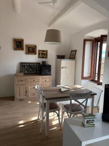 Una cocina o cocineta en Castle Apartment with Lake View