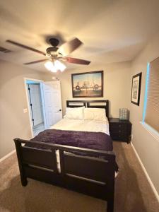 Ένα ή περισσότερα κρεβάτια σε δωμάτιο στο Family Friendly, Relaxing home in Great Location
