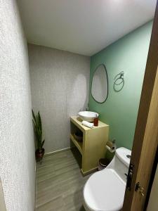un bagno con un water bianco e un lavandino di Apto hito 6piso Armenia amoblado ad Armenia Altre 7 foto