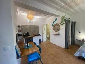 a living room with a table and a dining room at Casa lovits - Cozy One-Bedroom Apartment with Modern Comforts in Espinhal