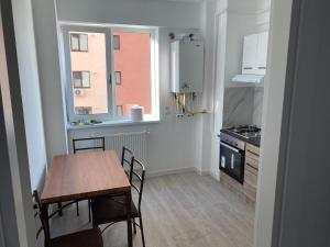 a small kitchen with a table and a window at Ana Maria in Lunca Cetăţuii