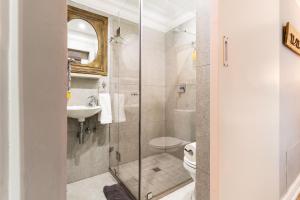 een badkamer met toilet en wastafel bij Avemore Jan Cats No 2 full power back up in Stellenbosch +16 foto's
