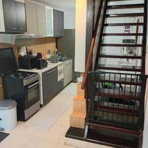 eine Küche mit einer Wendeltreppe in einer Küche in der Unterkunft The vacation home in Bran + 8 Fotos