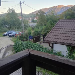 Blick auf einen überdachten Parkplatz in der Unterkunft The vacation home in Bran