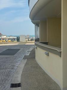 una vista lateral de un edificio con una acera de ladrillo en Casa Giacomo stella maris, en Francavilla al Mare