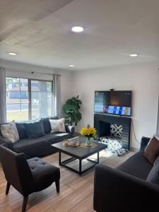 a living room with a couch and a table at Msg for 5off 3Bed2Bath KingKingQueenBeds N PHX in Phoenix +26 photos