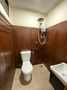 Ένα μπάνιο στο Rumah Kebun Gucher +6 φωτογραφίες