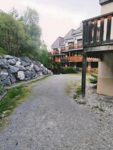 eine leere Straße vor einem Gebäude in der Unterkunft Studio au coeur de Praloup 1500 in Uvernet