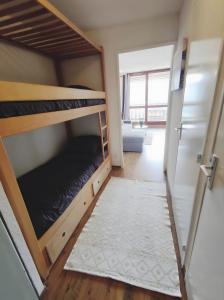 Habitación con literas y pasillo. en Studio au coeur de Praloup, en Pra-Loup