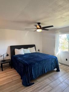 a bedroom with a blue bed with a ceiling fan at Msg for 5off 3Bed2Bath KingKingQueenBeds N PHX in Phoenix