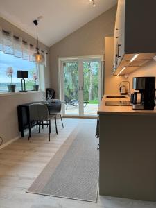 Kuchyň nebo kuchyňský kout v ubytování Villa Guldkusten