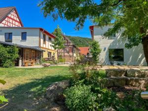 a view of the house from the yard at Ferienwohnung 'Ginkgo' mit verwunschenem Garten & privater Sauna in Hofheim in Unterfranken
