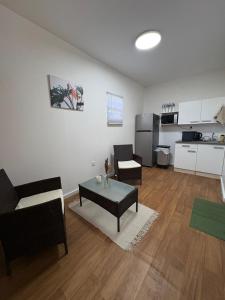 グラン・カーズにあるAppartement - La Savane Hub 3のソファとテーブルのあるリビングルーム