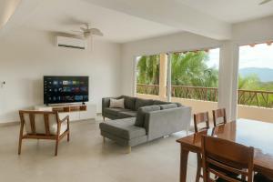 a living room with a couch and a television at 2 Rec Vista a las Montañas I Amplia Terraza I Smart TV-Netflix I Wi-Fi I Recién Remodelado in Ixtapa