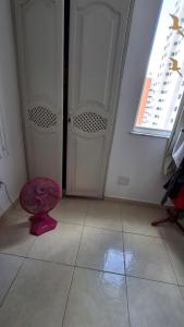 Zimmer mit einer Tür und einem Hocker auf dem Boden in der Unterkunft Casa da Marcia in Belém