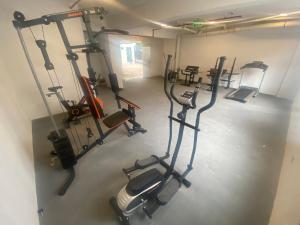 una vista panoramica su una palestra con diverse macchine a battistrada di Encantador apartamento de 2 dormitorios a Luque