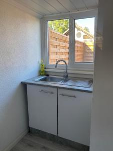 a kitchen with a sink and a window at Ferienhaus Seeruhe in Flessenow